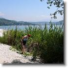 Gardasee-2007-06-19-090 * Eine kleine Verschnaufpause an einem schattigen Plätzchen, Heidi hat da irgend etwas entdeckt... * 3648 x 2736 * (2.03MB)