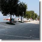 Gardasee-2007-06-20-126 * Fußweg entlang des Gardasees in Bardolino. Leider wurde hier der Rasenbereich, in dem früher die Bäume standen, betoniert. Das ist heute leider ein häßlicher Anblick. Hier ging es nach dem Motto ...haben wir den Rasen betoniert!!! * 3648 x 2736 * (1.44MB)